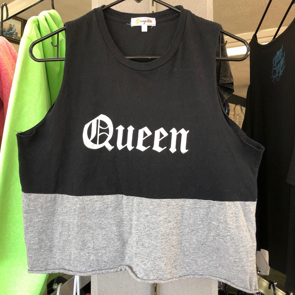 Queen crop T 🖤❤️🧡🧡💚💙💜
